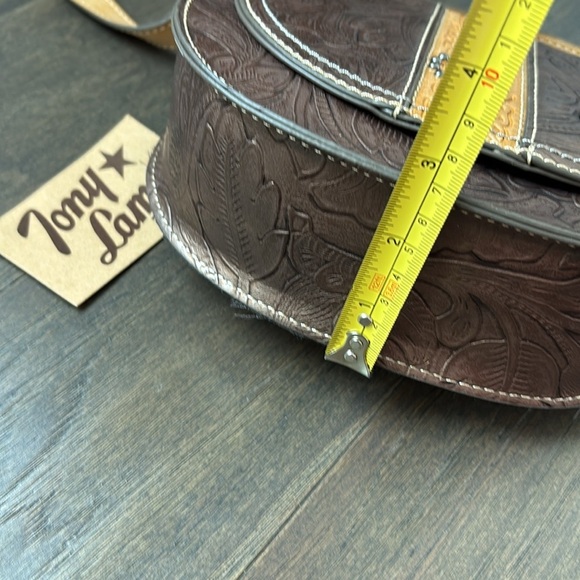 Tony Lama Saddle Bag/Crossbody,Bronze Floral Tooled,snap close,cell phone pocket - Picture 11 of 14